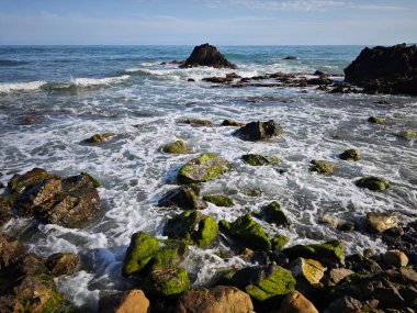 Kayalık sahilde dalgalar deniz