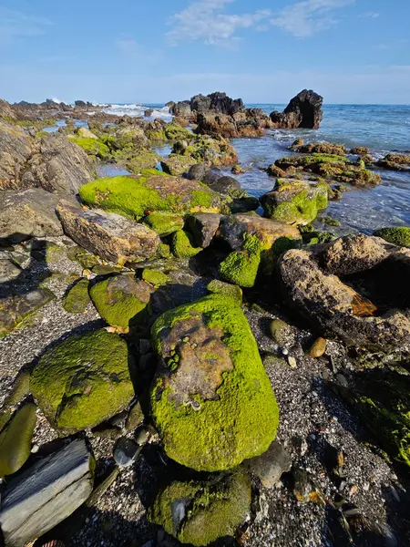 Kayalıkları ve denizi olan güzel sahil