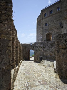 Castellar de la Frontera 'nın ortaçağ köyünde taş sokaklar, Cadiz, İspanya