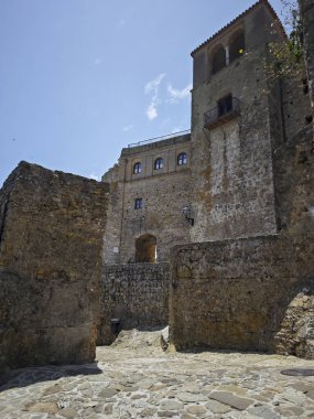 Castellar de la Frontera 'nın ortaçağ köyünde taş sokaklar, Cadiz, İspanya