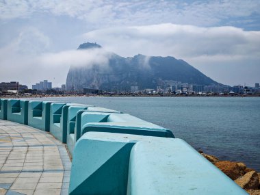 La Linea de la Concepcion limanından Cebelitarık Kayası, İspanya