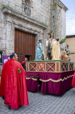 Tordesillas, Valladolid, İspanya. 13 Nisan 2025. Kutsal hafta kutlamaları sırasında Tordesillas sokaklarından Kudüs 'e giren İsa Mesih' in geçit töreni..