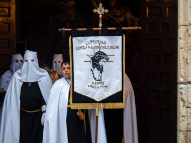 Tordesillas, Valladolid, İspanya. 13 Nisan 2025. Merhamet Kardeşliği 'nin bayrağı kutsal hafta kutlamaları sırasında Kutsal Cuma günü Tordesillas sokaklarında kilisenin kapısından çıkarken taşınmıştır..