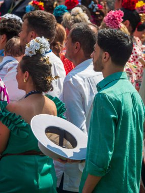 Huelva, Endülüs, İspanya. 4 Haziran 2025. El Roco, Almonte köyüne yapılan yıllık hacca giderken Quema Nehri 'nin ırmağında el ele dua eden genç adam..