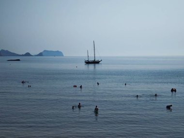 Aguilas, Murcia, İspanya. 17 Ağustos 2025. Murcian kasabası Aguilas 'ın koylarından birine demir atmış bir yelkenli.