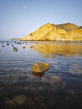 Aguilas, Murcia 'daki Los Cocederos plajındaki kayalıklarla kıyı şeridi