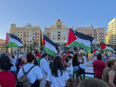 Malaga, İspanya. 29 Ağustos 2025. Göstericiler, İsrail hükümeti tarafından Gazze 'de işlenen soykırıma son verilmesi çağrısında bulunmak üzere Malaga' da toplandı..