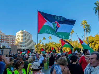 Malaga, İspanya. 29 Ağustos 2025. Göstericiler, İsrail hükümeti tarafından Gazze 'de işlenen soykırıma son verilmesi çağrısında bulunmak üzere Malaga' da toplandı..