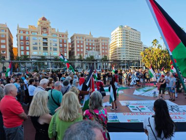 Malaga, İspanya. 29 Ağustos 2025. Göstericiler, İsrail hükümeti tarafından Gazze 'de işlenen soykırıma son verilmesi çağrısında bulunmak üzere Malaga' da toplandı..