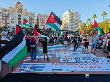 Malaga, İspanya. 29 Ağustos 2025. Göstericiler, İsrail hükümeti tarafından Gazze 'de işlenen soykırıma son verilmesi çağrısında bulunmak üzere Malaga' da toplandı..