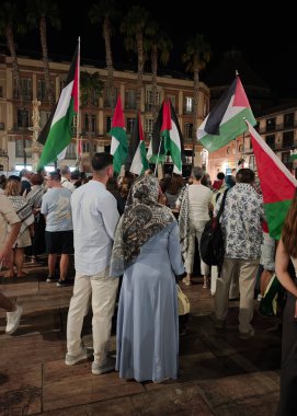 Malaga, İspanya. 29 Ağustos 2025. Göstericiler, İsrail hükümeti tarafından Gazze 'de işlenen soykırıma son verilmesi çağrısında bulunmak üzere Malaga' da toplandı..