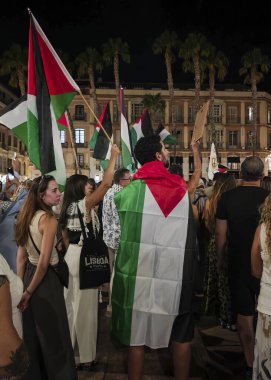 Malaga, İspanya. 29 Ağustos 2025. Göstericiler, İsrail hükümeti tarafından Gazze 'de işlenen soykırıma son verilmesi çağrısında bulunmak üzere Malaga' da toplandı..