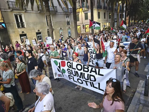 Malaga, İspanya. 29 Ağustos 2025. Göstericiler, İsrail hükümeti tarafından Gazze 'de işlenen soykırıma son verilmesi çağrısında bulunmak üzere Malaga' da toplandı..