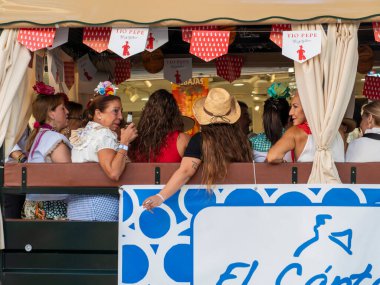 Fuengirola, Mlaga, İspanya. 28 Eylül 2025. Fuengirola 'nın Bakire Tespihi için dekore edilmiş arabaların ayrıntıları..