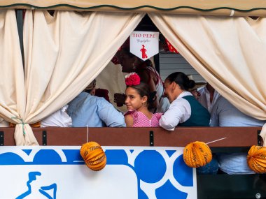 Fuengirola, Mlaga, İspanya. 28 Eylül 2025. Fuengirola 'nın Bakire Tespihi için dekore edilmiş arabaların ayrıntıları..