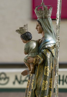 Fuengirola, Malaga, İspanya. 28 Eylül 2025. Her yıl Fuengirola 'da yapılan kutsal yolculukta Meryem Ana' nın görüntüsünün ayrıntıları..