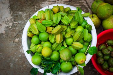 Marketteki Yeşil Karambola veya Star Fruit ve Lemon