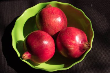 Fresh Pomegranates in a Bowl in Closeup - Fruit Fotoğrafçılık