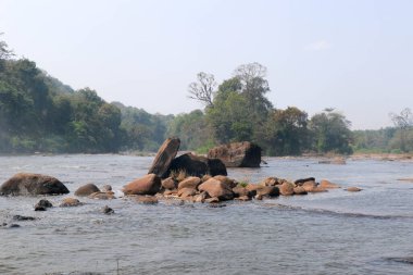 Athirappilly Şelaleleri Göl Manzarası, Kerala, Hindistan