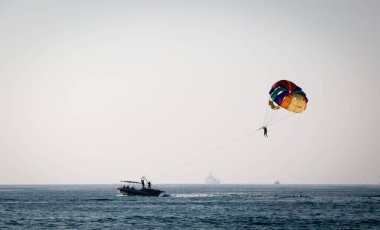 Candolim Sea Beach, Goa, Hindistan 'da Yaz Tatili' nde Parasailing Faaliyetleri