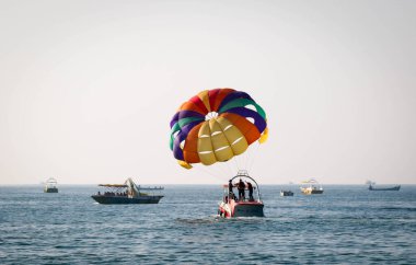 Candolim Sea Beach, Goa, Hindistan 'da Yaz Tatili' nde İnanılmaz Parasailing Eğlencesi Çekimi