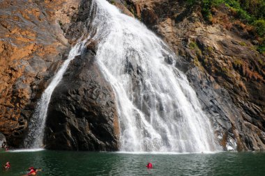 Dudhsagar Şelalesinin güzel manzarası, Güney Goa, Hindistan - Hindistan 'daki en yüksek şelalelerden biri