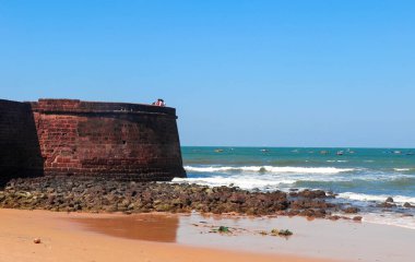 Sinquerim Sahili 'ndeki Fort Aguada, Hindistan' ın Kuzey Goa 'daki en çekici plajlarından biri.