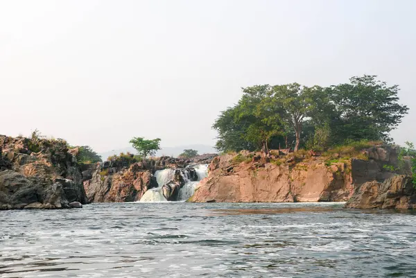 Güzel Hogenakkal Şelaleleri Tamil Nadu, Hindistan 'da Hill View ile