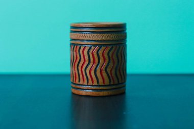 Çamurdan yapılmış çiçek vazosu. Evin içinde gösteri malzemesi olarak kullanılıyor.