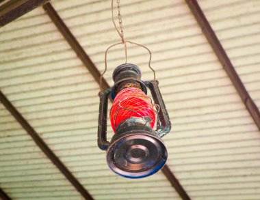 Eski bir Klasik Lamba direği Çatıdan Elle