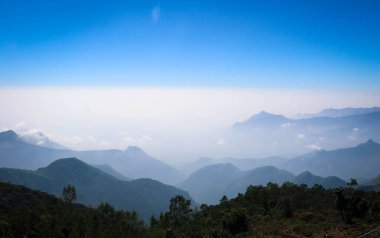 Coakers Walk, Kodaikanal, Tamil Nadu, Hindistan 'da Bulutlar ve Tepeler Manzarası