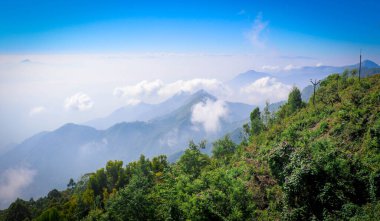 Coakers Walk, Kodaikanal, Tamil Nadu, Hindistan Bulutlu İnanılmaz Dağ Manzarası