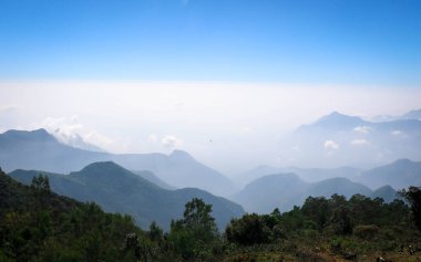 Coakers Walk, Kodaikanal, Tamil Nadu, Hindistan 'da Bulutlar ve Tepeler ile İnanılmaz Manzara