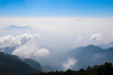 Coakers Walk, Kodaikanal, Tamil Nadu, Hindistan 'da Bulutlu Dağ Manzarası