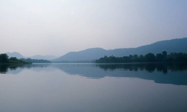 Hogenakkal Şelaleleri Tamil Nadu, Hindistan 'da Göl Manzarası