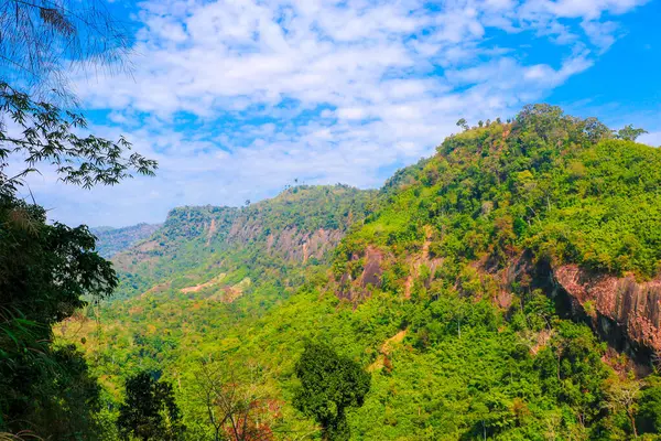 Hindistan, Lonavala 'daki tepe tarafında.