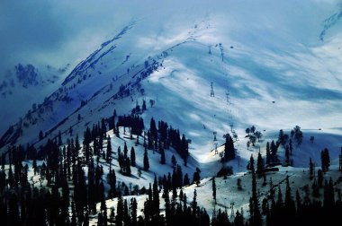 Gulmarg, Kashmir, Hindistan 'daki Gondola Ride' dan Karlı Dağlar 'ın Harika Manzarası' nın tadını çıkarıyorum.