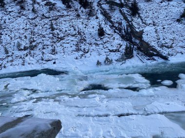 Banff Ulusal Parkı 'nın Donmuş Buz Gölü, Alberta, Kanada
