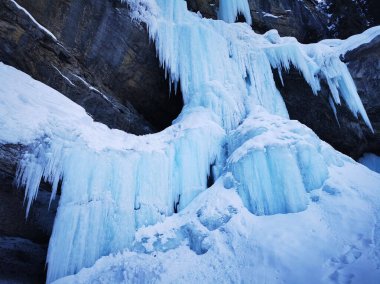 Panther Falls, Banff, Alberta, Kanada yakınlarındaki Donmuş Buz ve Kayaların Görkemi