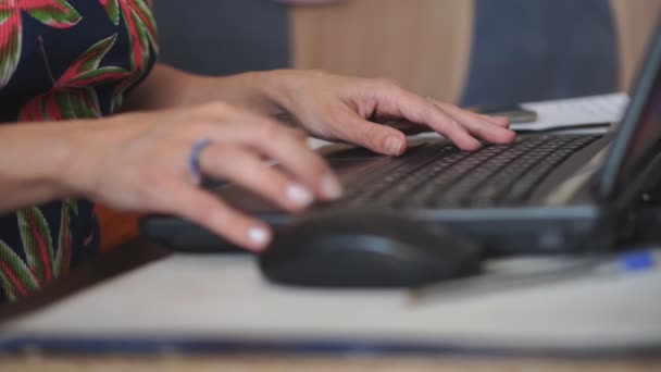 Kobiece Ręce Kobiety Biznesu Profesjonalny Pracownik Użytkownika Pomocą Pisania Laptopie — Wideo stockowe