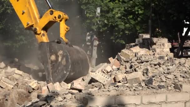 Byggnadsrester Från Rivna Byggnader Och Tegelstenar Från Ett Förstört Hus — Stockvideo