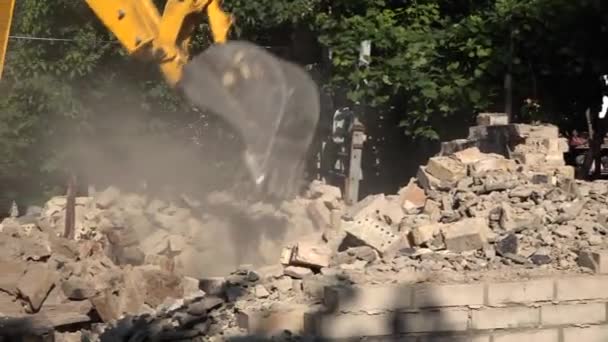 Будівельне Сміття Зруйнованих Будівель Цегли Залишилися Від Зруйнованого Будинку Прибирання — стокове відео