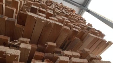 Tahta katlandı ve ihracata hazır. Ticari kereste ihracatı. Ahşap fabrikasında tahtası olan bir palet. Ahşap sanayi, sağlam çam ağacı..