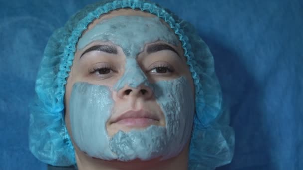 少女はしわを減らすために栄養炭マスクを適用します 青い泡の粘土マスクで女性の顔のクローズアップ 石炭化バブル粘土マスク — ストック動画
