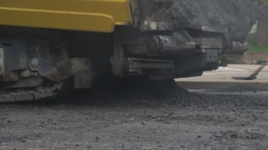 Asfalt yol inşaatı. Yol silindiri yeni bir asfalt yol yapımında çalışıyor. Yol tamiri. Yeni yol yapılıyor
