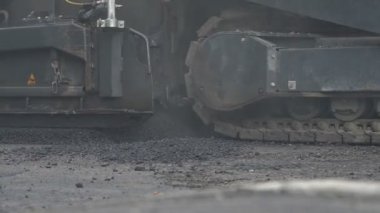 Asfalt yol inşaatı. Yol silindiri yeni bir asfalt yol yapımında çalışıyor. Yol tamiri. Yeni yol yapılıyor