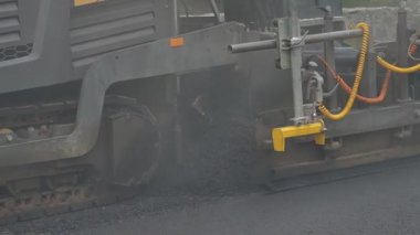 Asfalt yol inşaatı. Yol silindiri yeni bir asfalt yol yapımında çalışıyor. Yol tamiri. Yeni yol yapılıyor