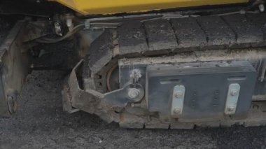 Asfalt yol inşaatı. Yol silindiri yeni bir asfalt yol yapımında çalışıyor. Yol tamiri. Yeni yol yapılıyor