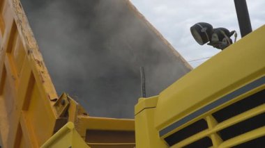 Asfalt yol inşaatı. Yol silindiri yeni bir asfalt yol yapımında çalışıyor. Yol tamiri. Yeni yol yapılıyor