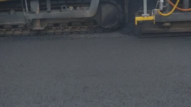 Asfalt yol inşaatı. Yol silindiri yeni bir asfalt yol yapımında çalışıyor. Yol tamiri. Yeni yol yapılıyor